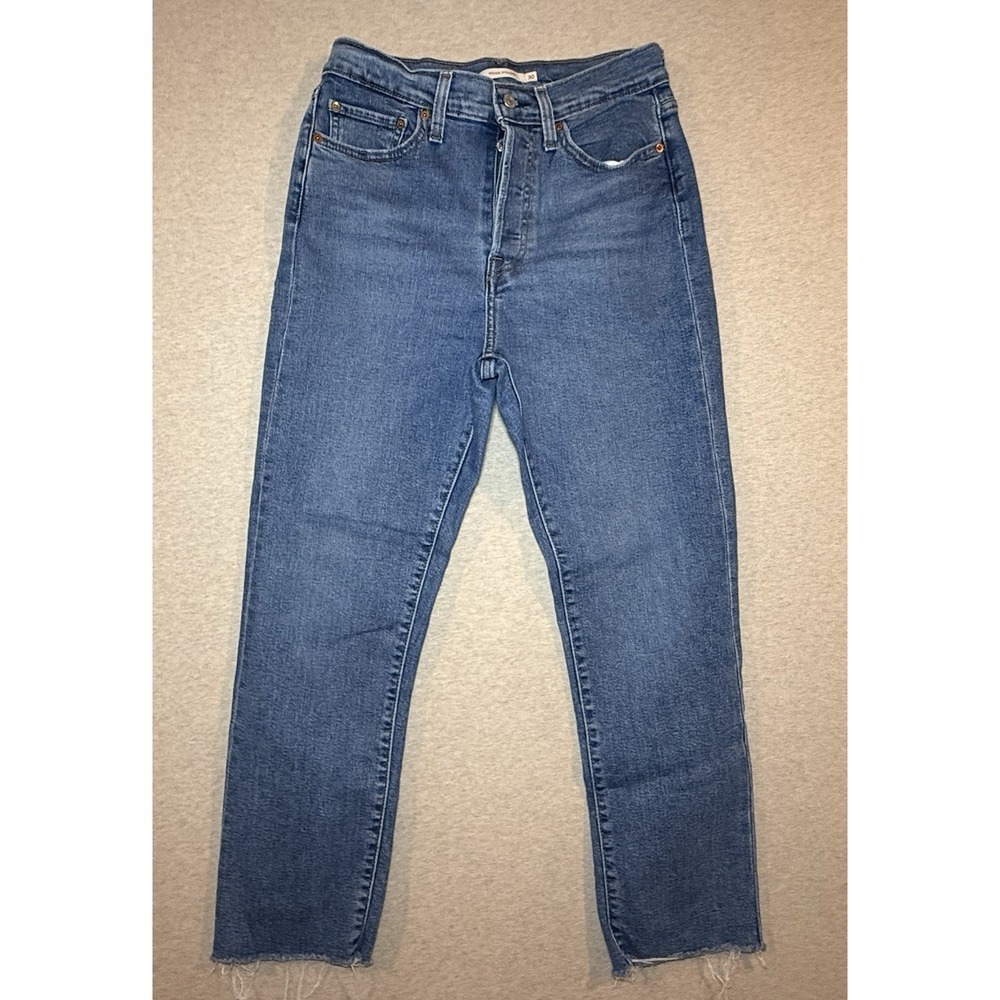 Levi's Woman's Wedgie Straight Light Wash Blue H Jean Size 30